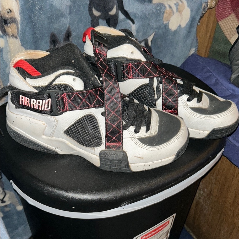 Nike Air Raid Black and White Sneakers